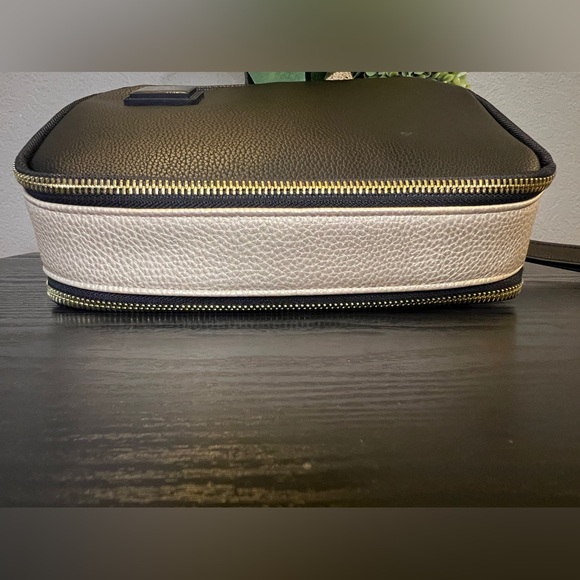 Versace Parfums Black/Gold Toiletry Pouch - Picture 5 of 13